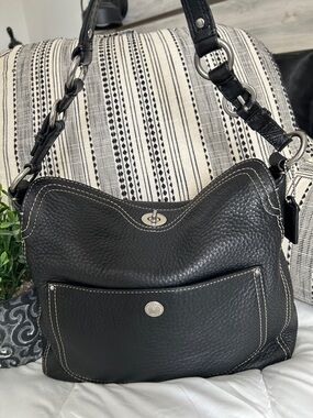 Coach Y2K Chelsea turnlock Black Leather Shoulder Bag with Contrast Stitching